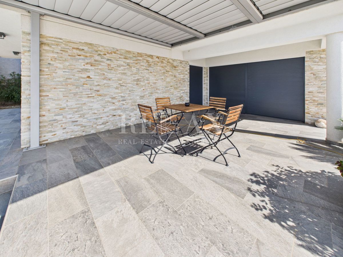 Klenovica - vila z bazenom