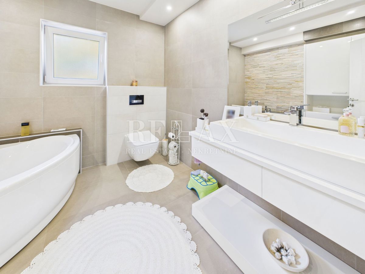 Klenovica - vila z bazenom