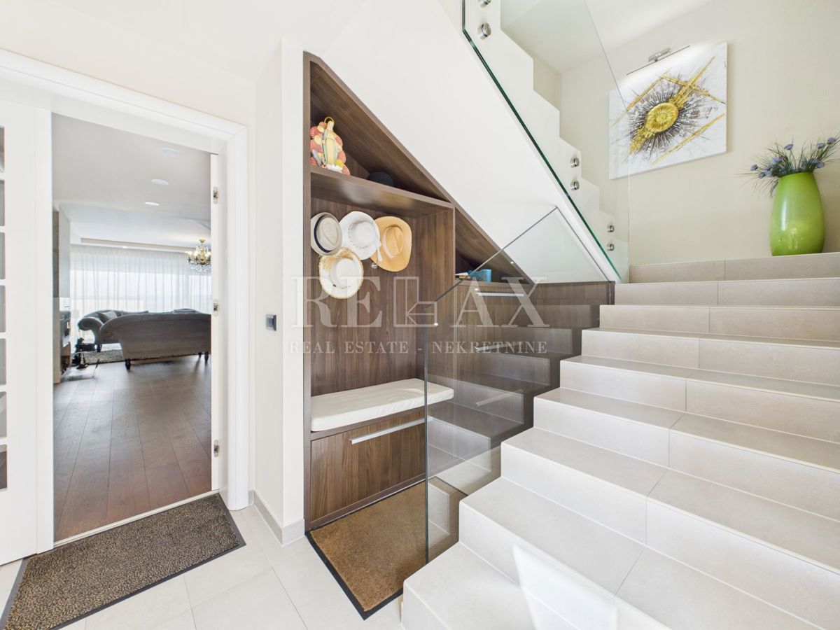 Klenovica - vila z bazenom