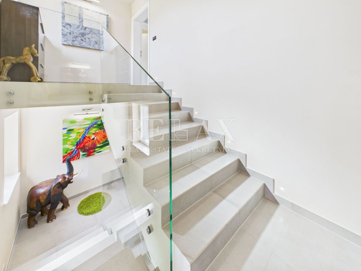 Klenovica - vila z bazenom