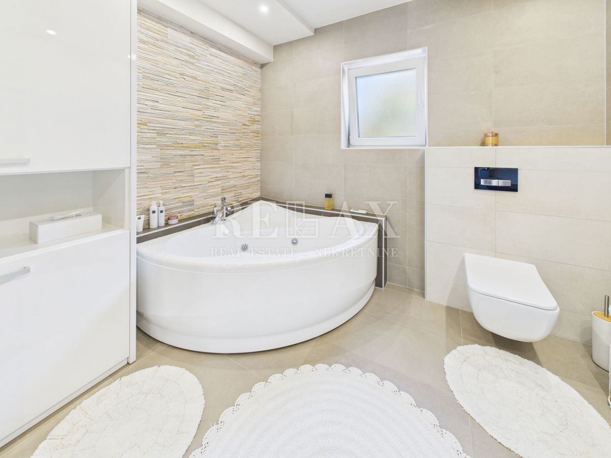 Klenovica - vila z bazenom