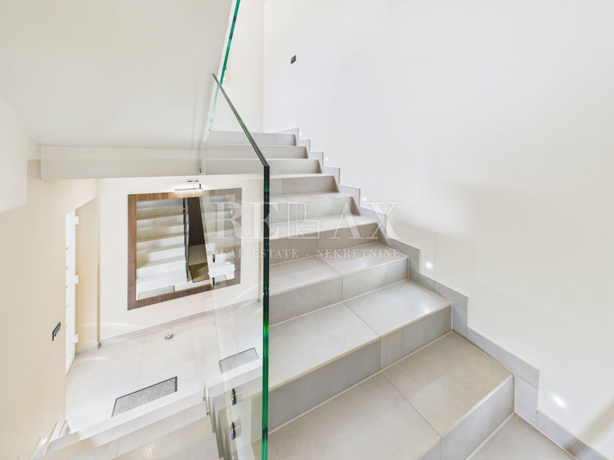 Klenovica - vila z bazenom