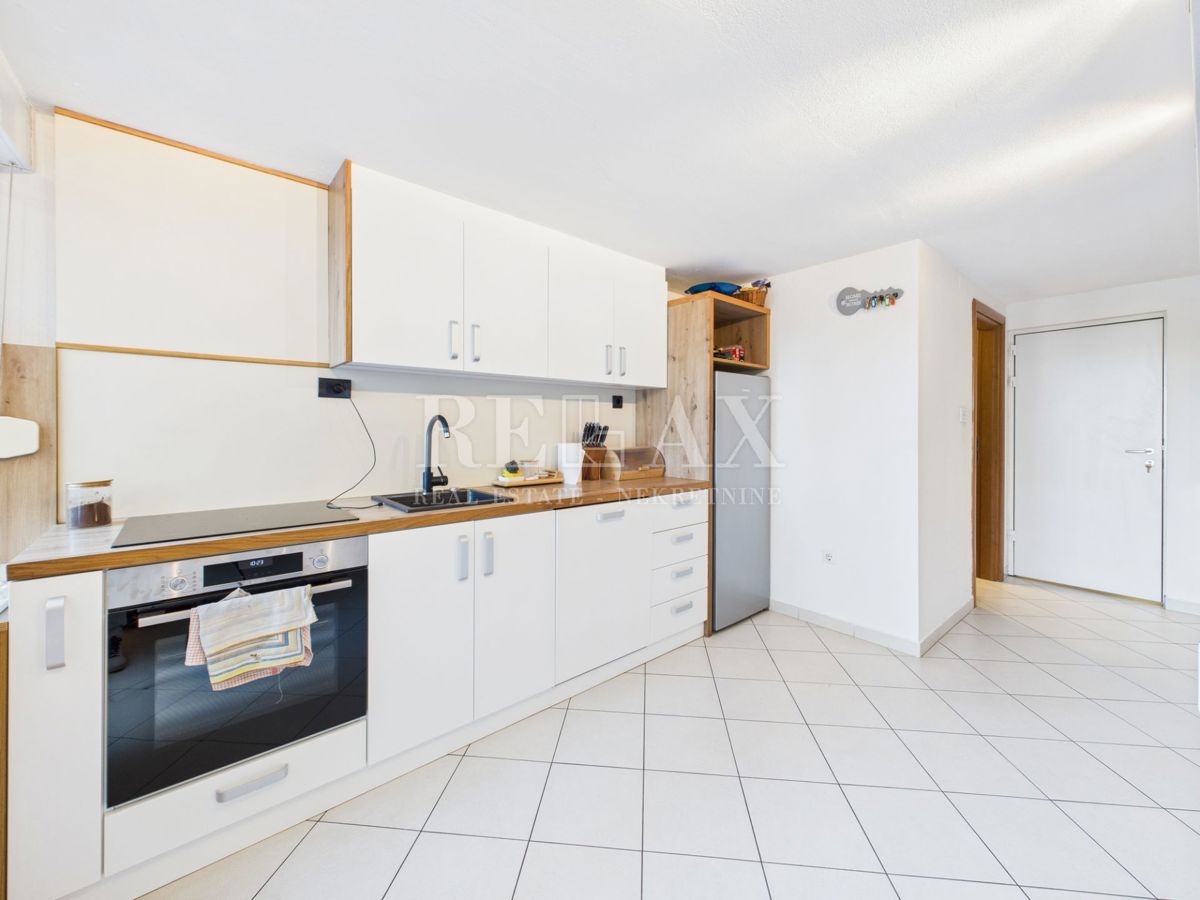 Jadranovo - trosobno stanovanje v mirni ulici