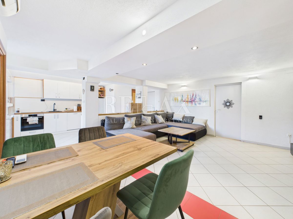 Jadranovo - trosobno stanovanje v mirni ulici