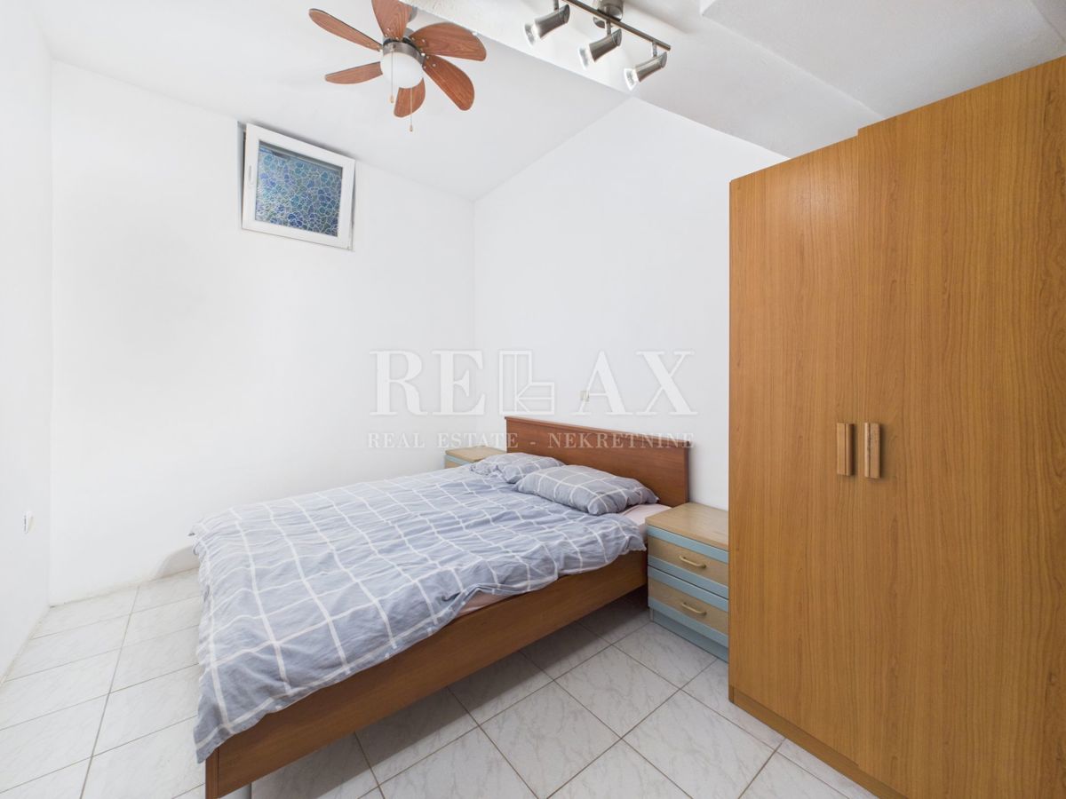 Jadranovo - trosobno stanovanje v mirni ulici