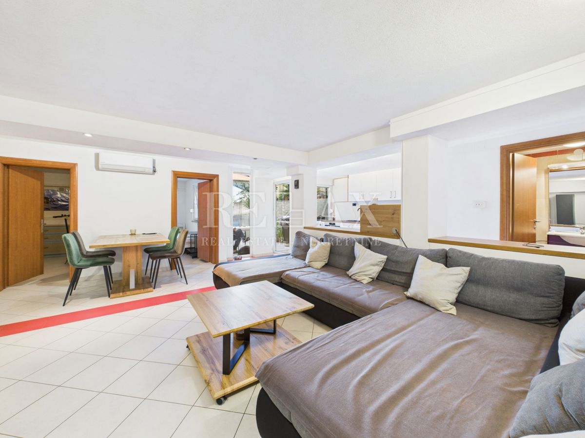 Jadranovo - trosobno stanovanje v mirni ulici