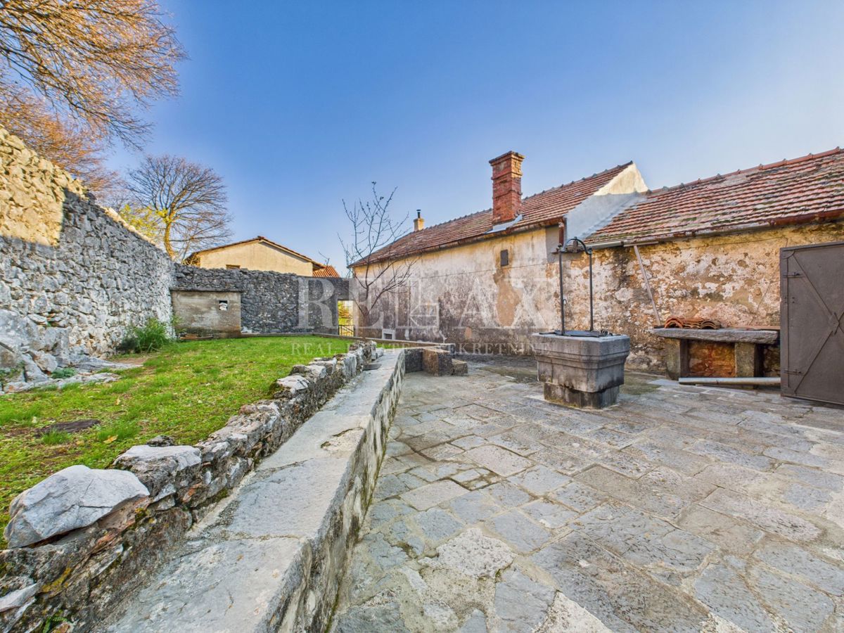 Kukuljanovo - hiša, starinska in ruševina z velikim vrtom