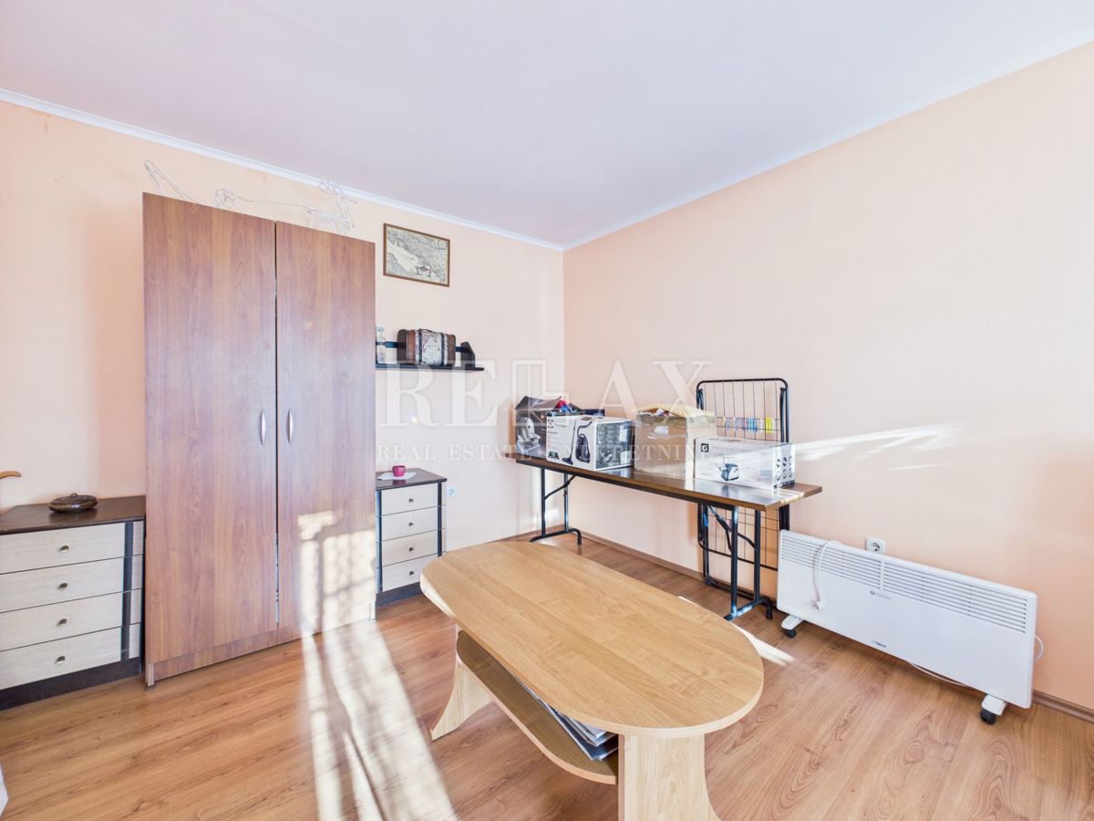 Kukuljanovo - hiša, starinska in ruševina z velikim vrtom