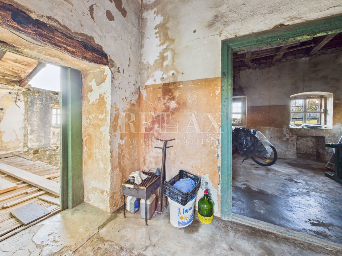 Kukuljanovo - hiša, starinska in ruševina z velikim vrtom