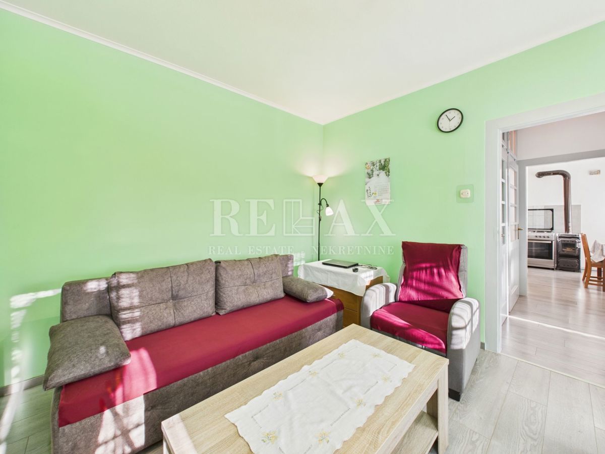 Kukuljanovo - hiša, starinska in ruševina z velikim vrtom