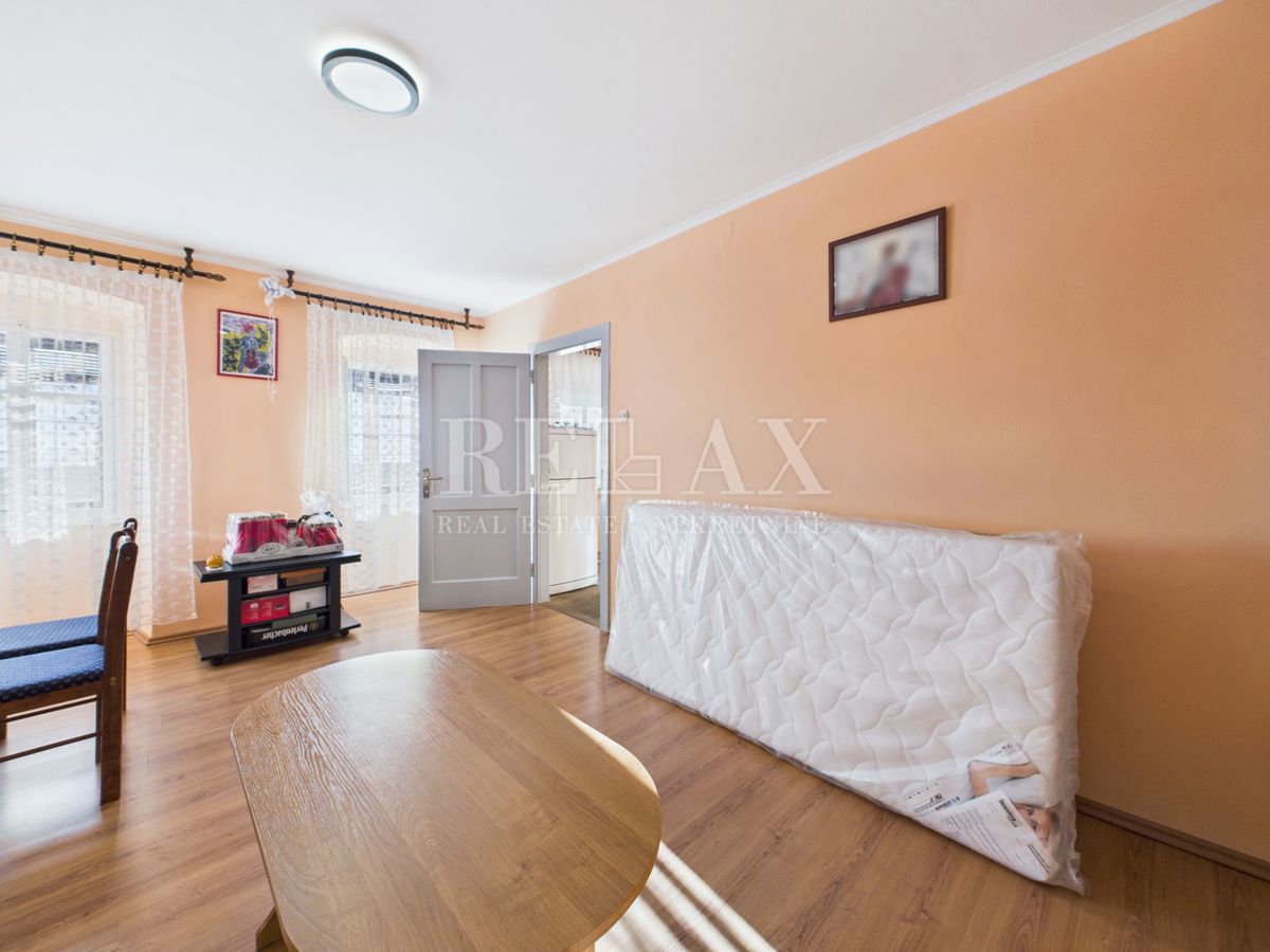 Kukuljanovo - hiša, starinska in ruševina z velikim vrtom