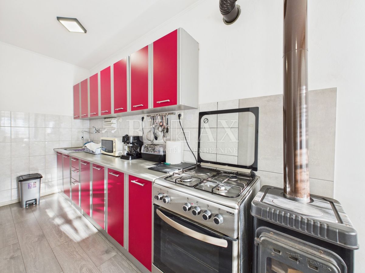 Kukuljanovo - hiša, starinska in ruševina z velikim vrtom