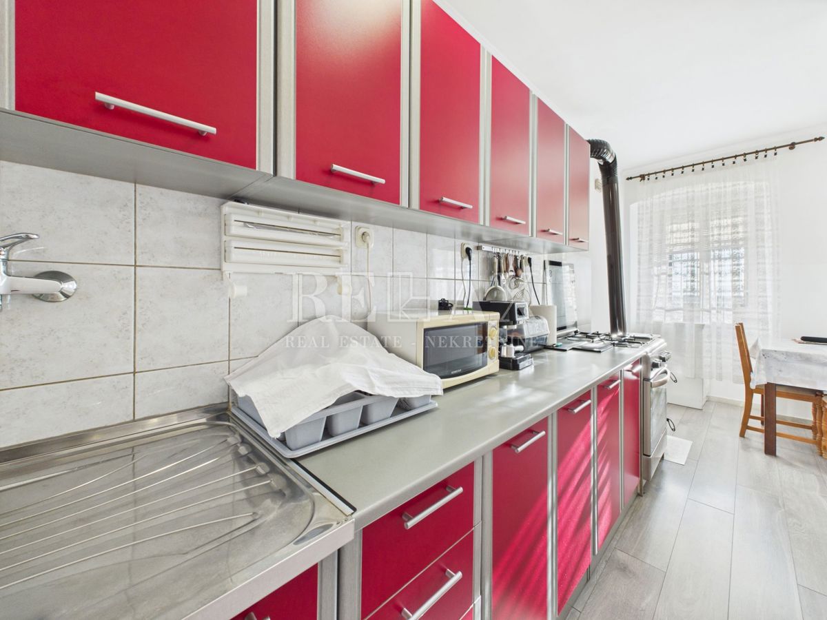 Kukuljanovo - hiša, starinska in ruševina z velikim vrtom