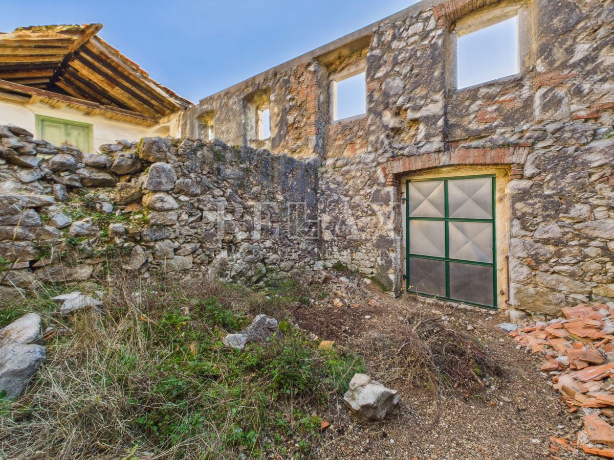 Kukuljanovo - hiša, starinska in ruševina z velikim vrtom