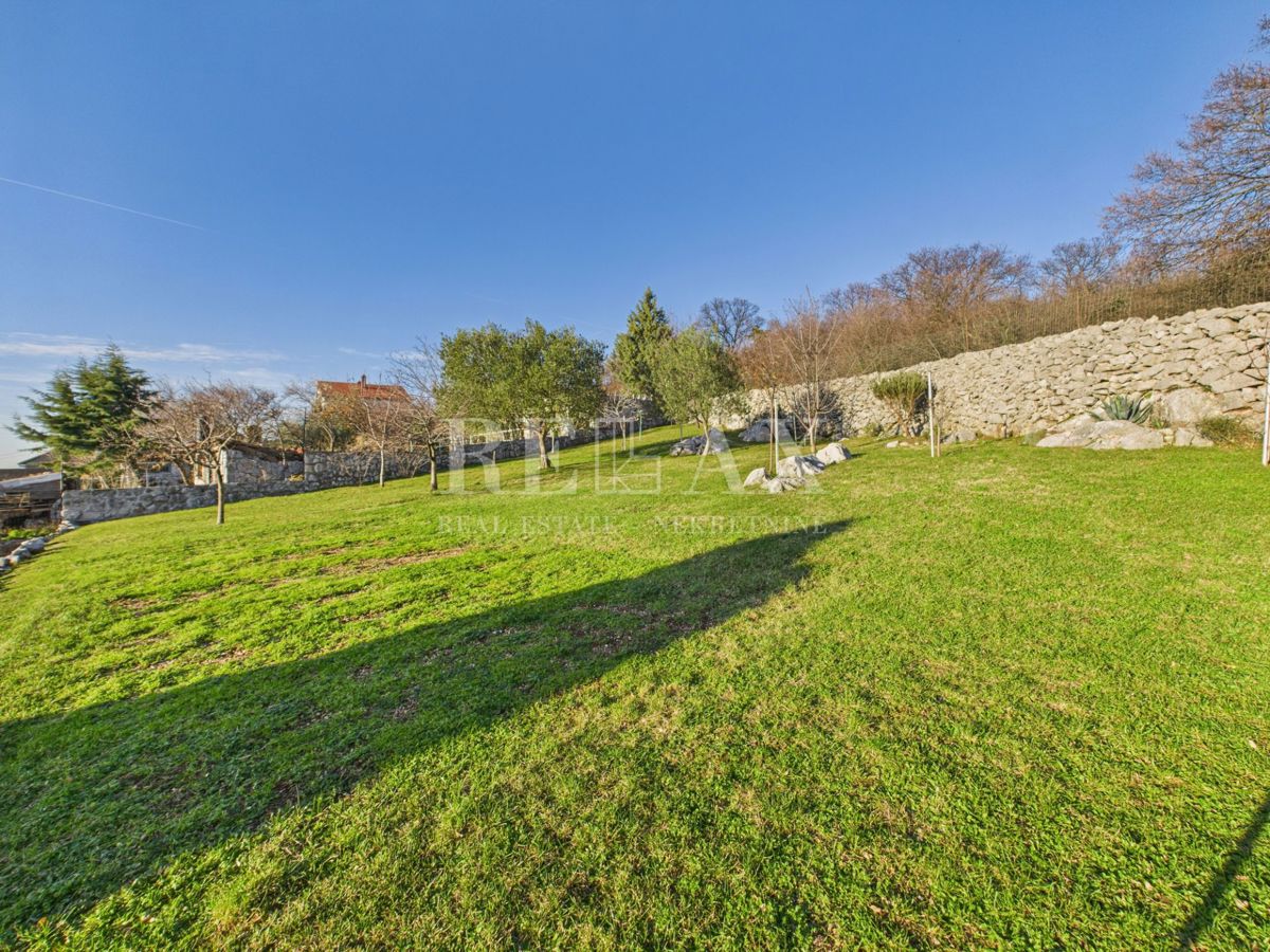 Kukuljanovo - hiša, starinska in ruševina z velikim vrtom