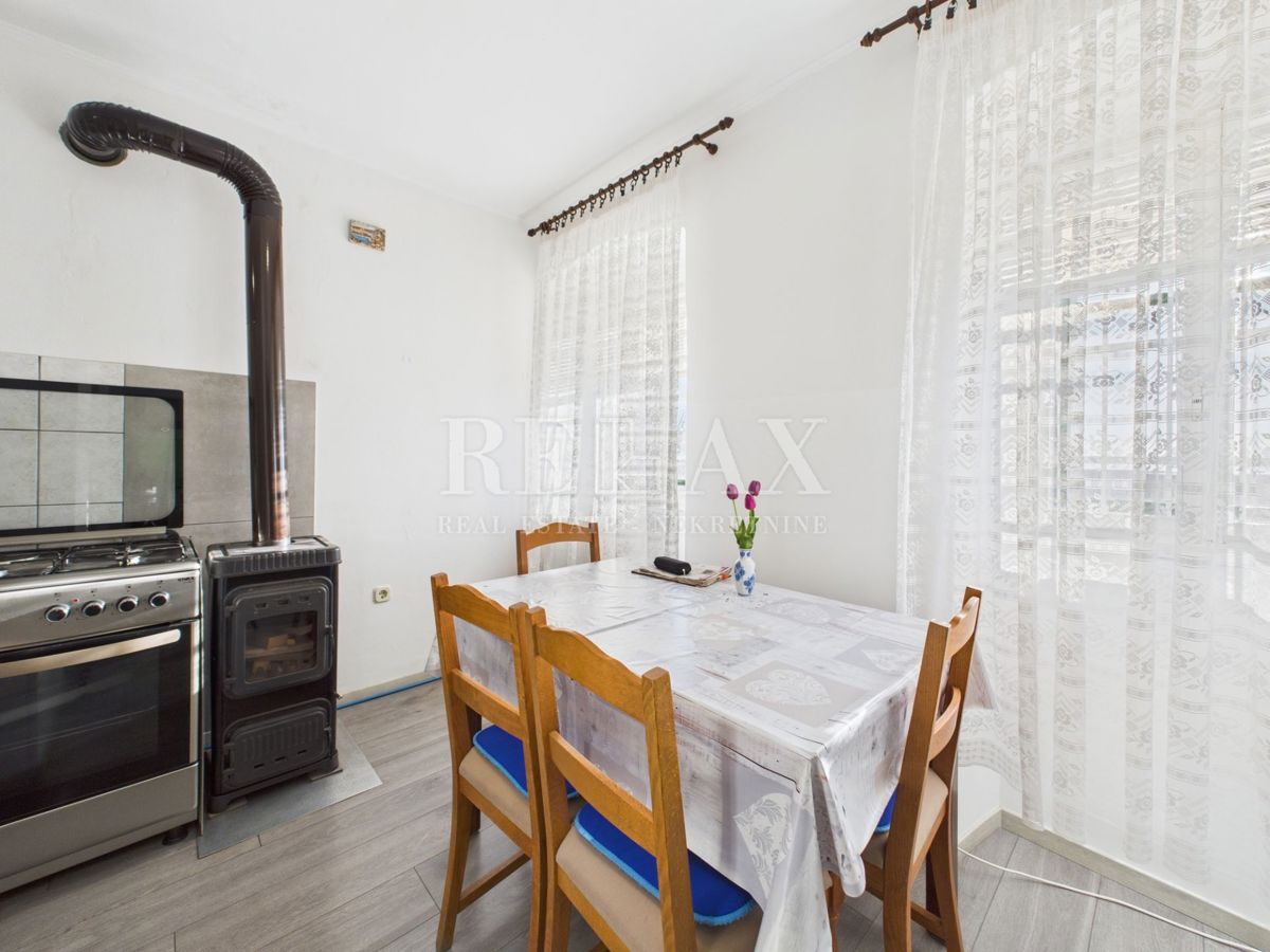 Kukuljanovo - hiša, starinska in ruševina z velikim vrtom