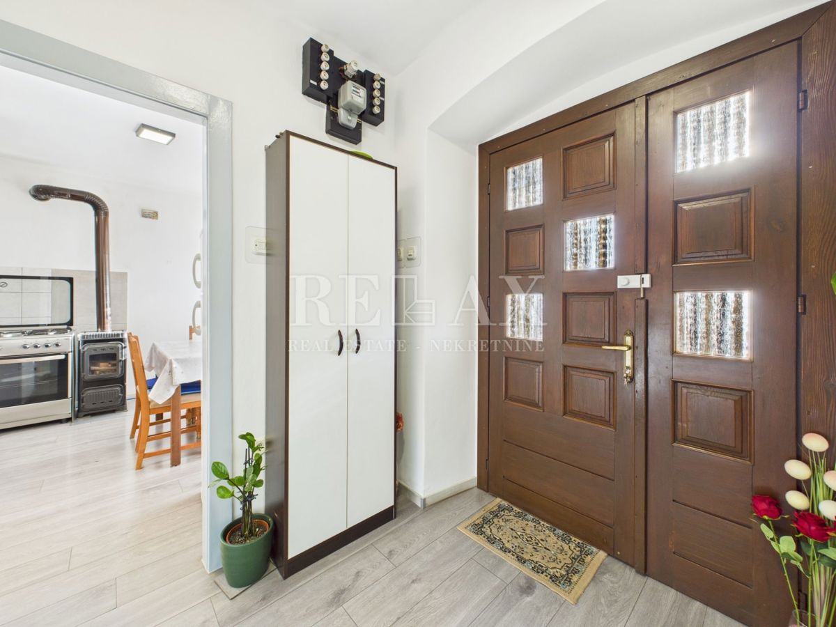 Kukuljanovo - hiša, starinska in ruševina z velikim vrtom