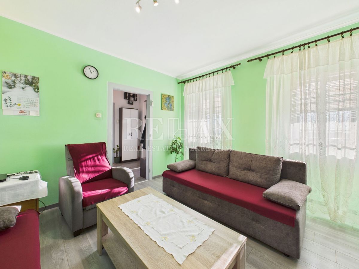 Kukuljanovo - hiša, starinska in ruševina z velikim vrtom