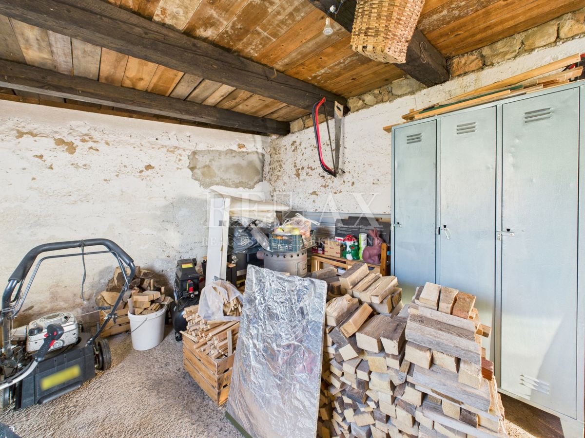 Kukuljanovo - hiša, starinska in ruševina z velikim vrtom