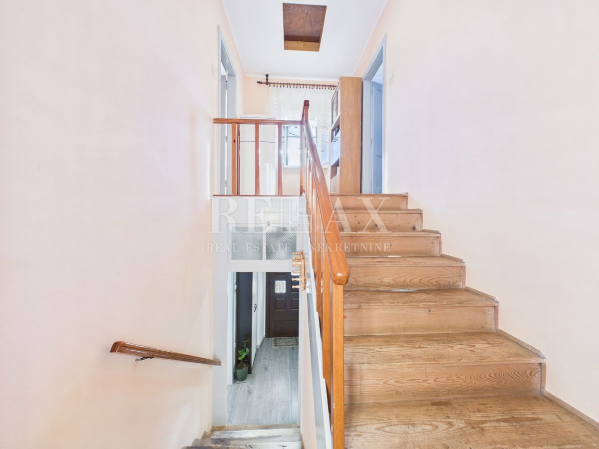 Kukuljanovo - hiša, starinska in ruševina z velikim vrtom