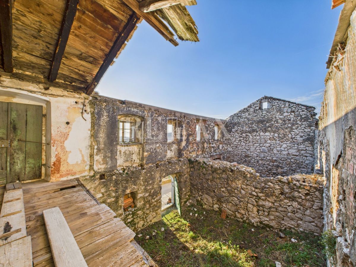 Kukuljanovo - hiša, starinska in ruševina z velikim vrtom