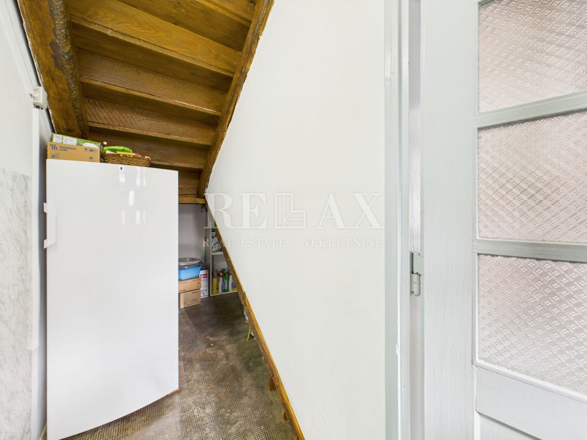 Kukuljanovo - hiša, starinska in ruševina z velikim vrtom