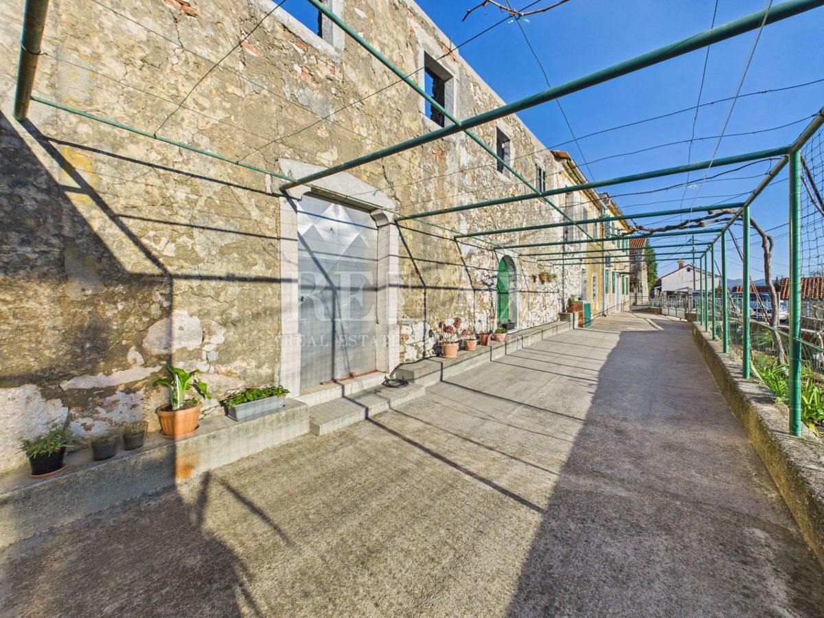 Kukuljanovo - hiša, starinska in ruševina z velikim vrtom