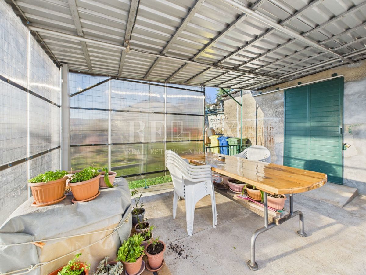 Kukuljanovo - hiša, starinska in ruševina z velikim vrtom