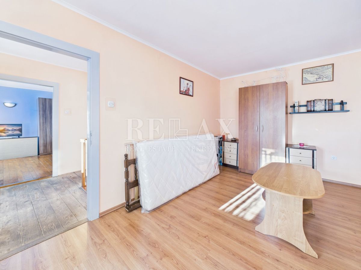 Kukuljanovo - hiša, starinska in ruševina z velikim vrtom