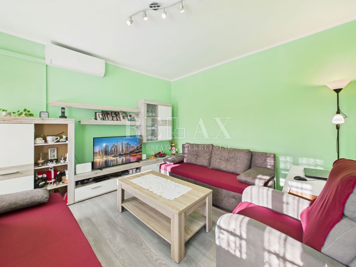 Kukuljanovo - hiša, starinska in ruševina z velikim vrtom