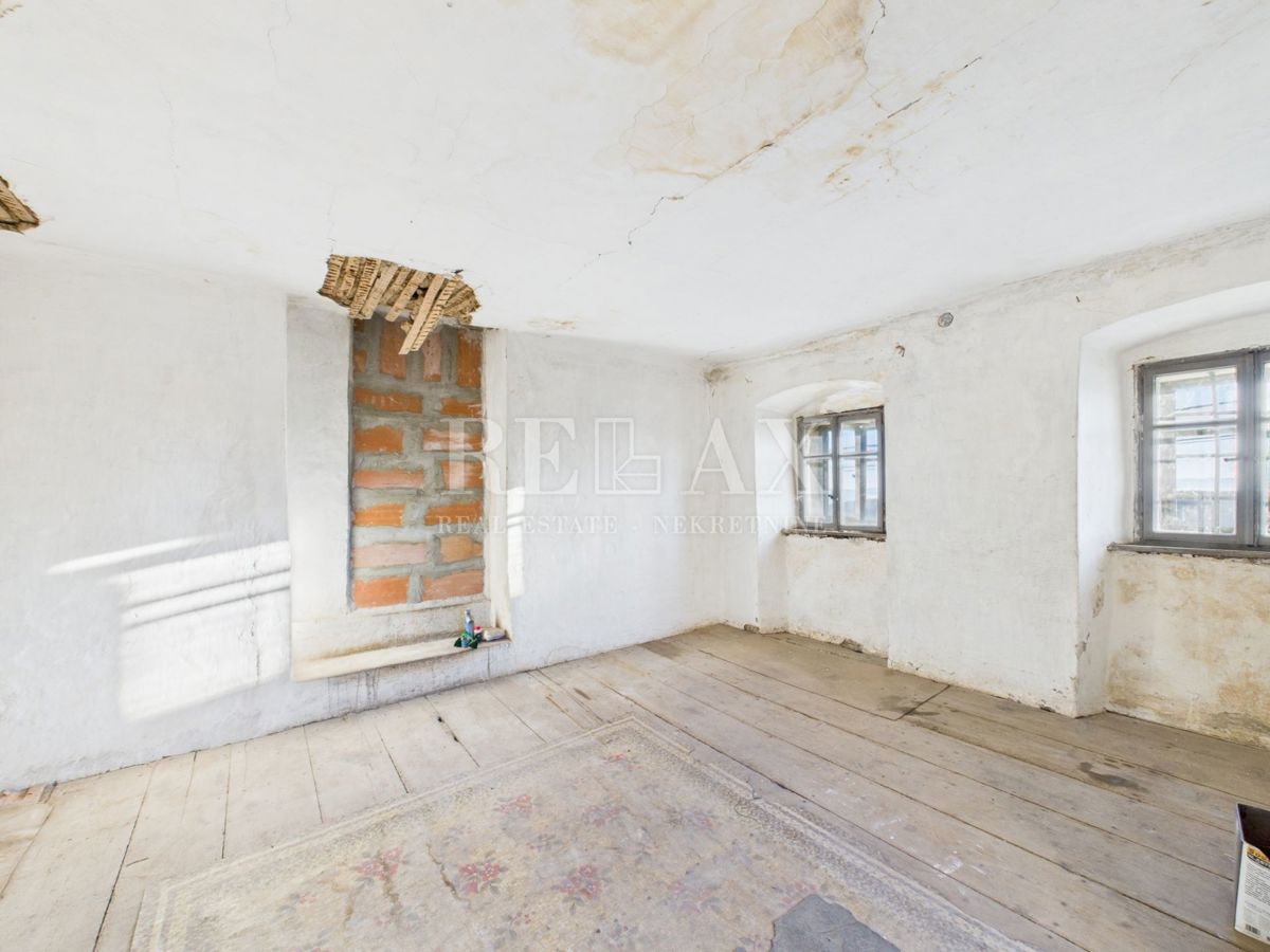 Kukuljanovo - hiša, starinska in ruševina z velikim vrtom