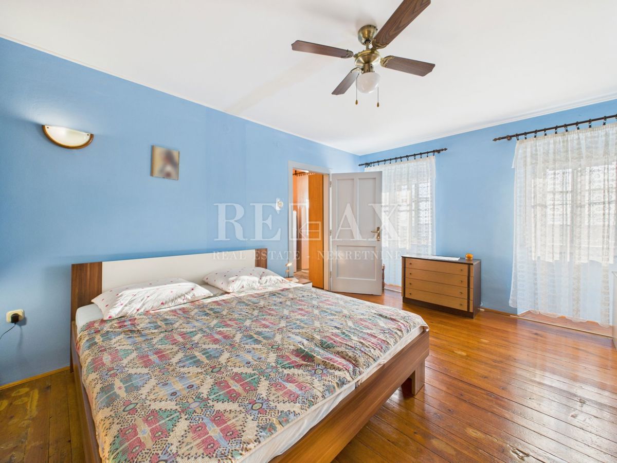 Kukuljanovo - hiša, starinska in ruševina z velikim vrtom