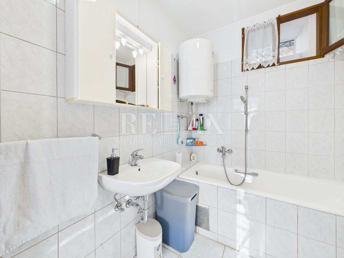 Kukuljanovo - hiša, starinska in ruševina z velikim vrtom