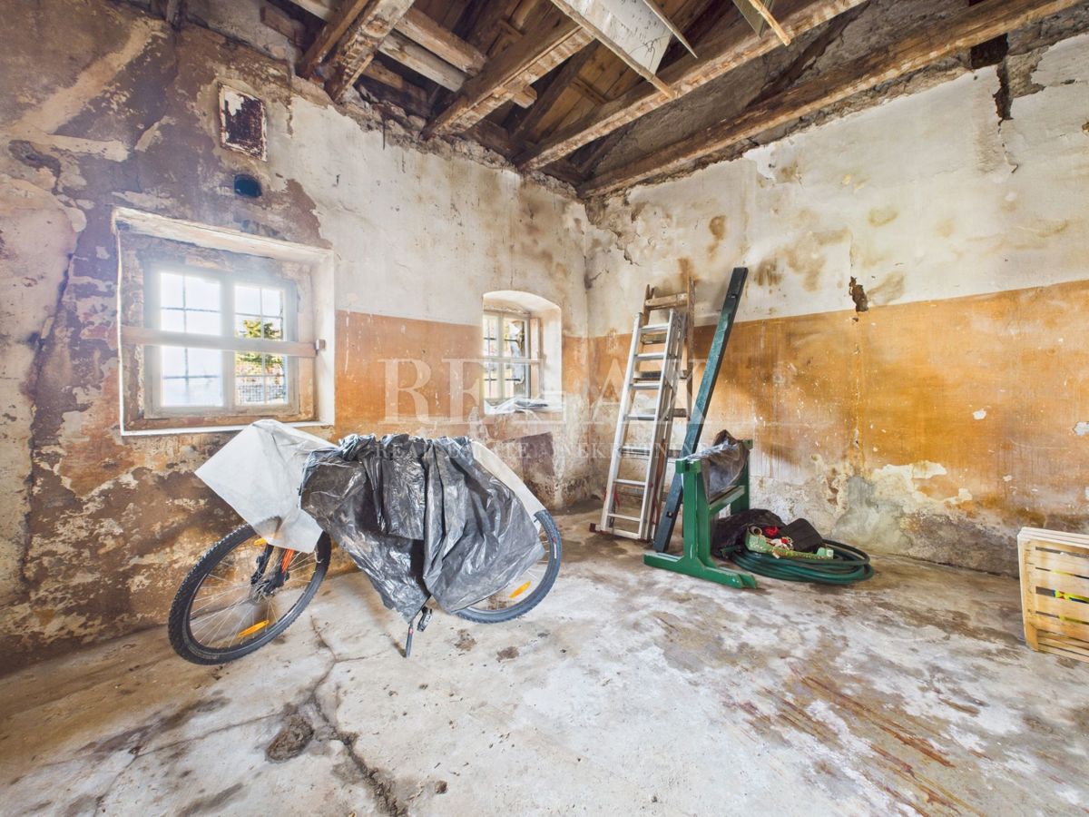 Kukuljanovo - hiša, starinska in ruševina z velikim vrtom