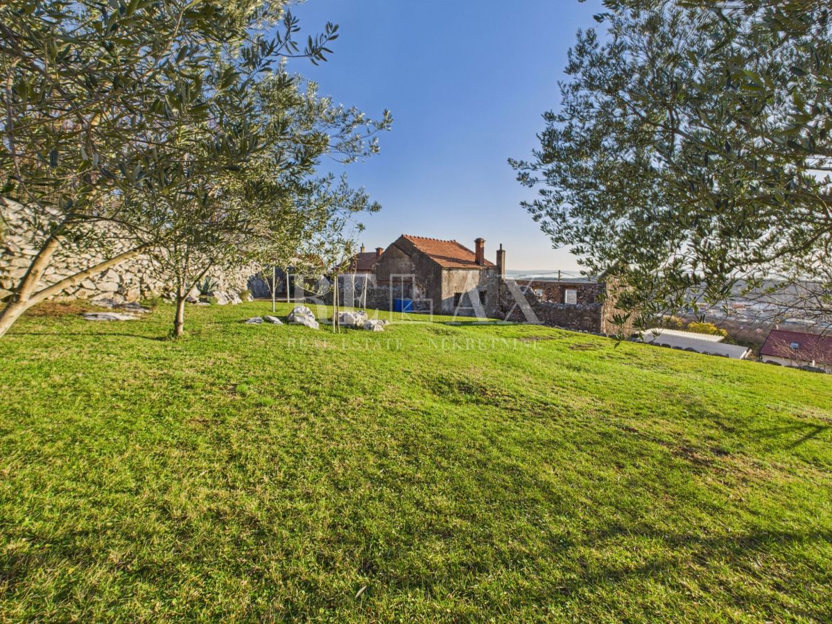 Kukuljanovo - hiša, starinska in ruševina z velikim vrtom