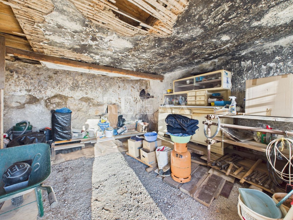 Kukuljanovo - hiša, starinska in ruševina z velikim vrtom