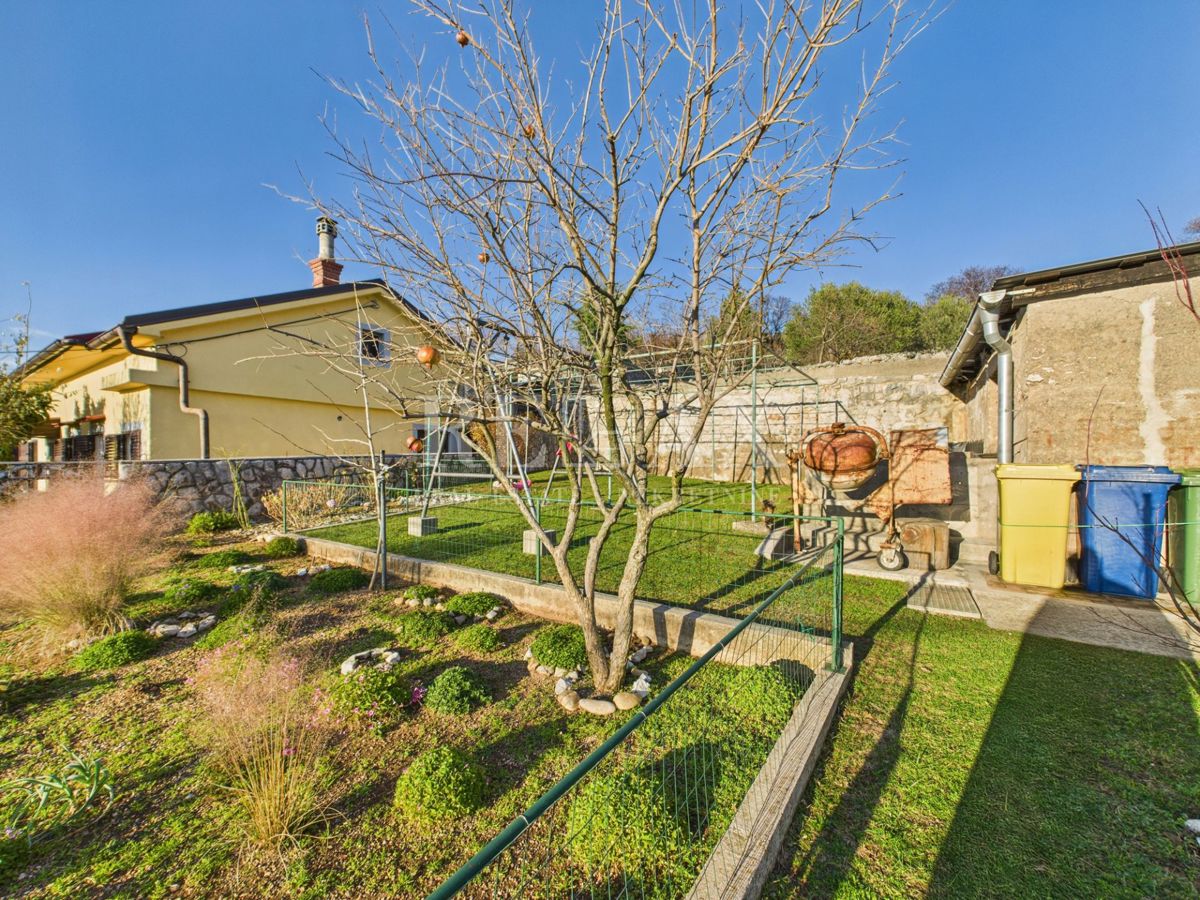 Kukuljanovo - hiša, starinska in ruševina z velikim vrtom