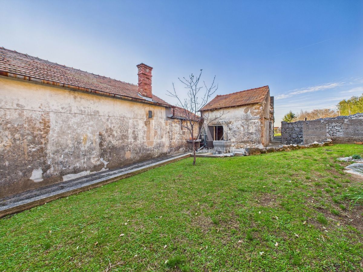 Kukuljanovo - hiša, starinska in ruševina z velikim vrtom