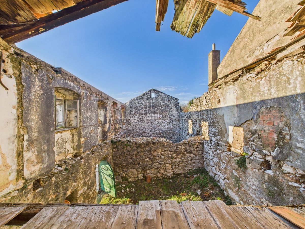 Kukuljanovo - hiša, starinska in ruševina z velikim vrtom