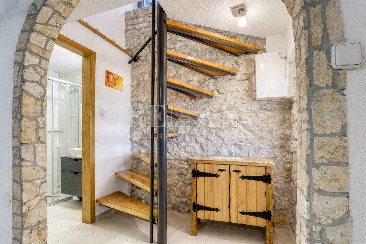 Crikvenica - čudovita kamnita hiša na mirni lokaciji