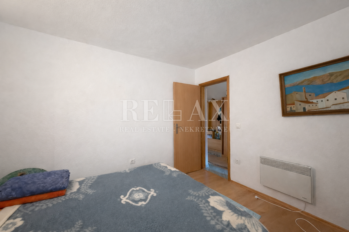 Novi Vinodolski - apartmajska hiša v drugi vrsti do morja