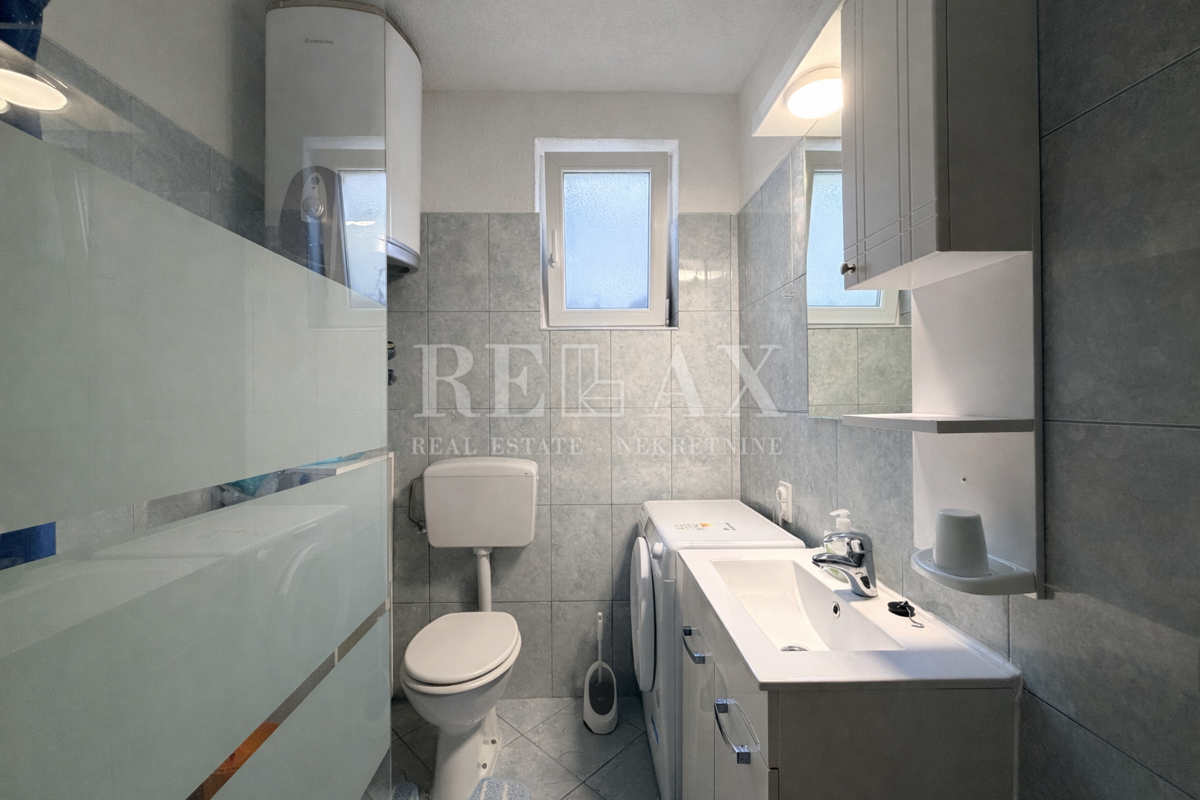 Novi Vinodolski - apartmajska hiša v drugi vrsti do morja