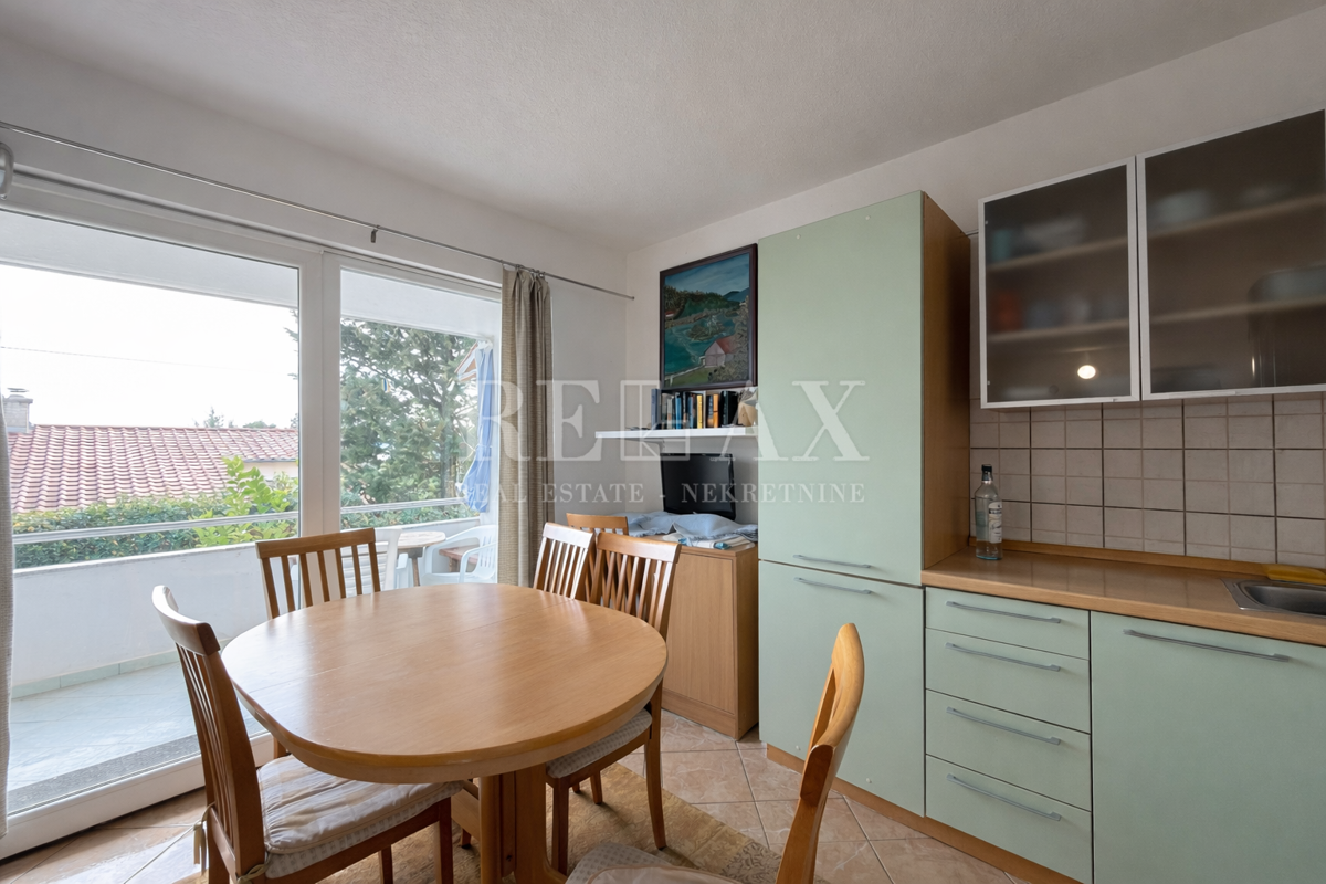 Novi Vinodolski - apartmajska hiša v drugi vrsti do morja