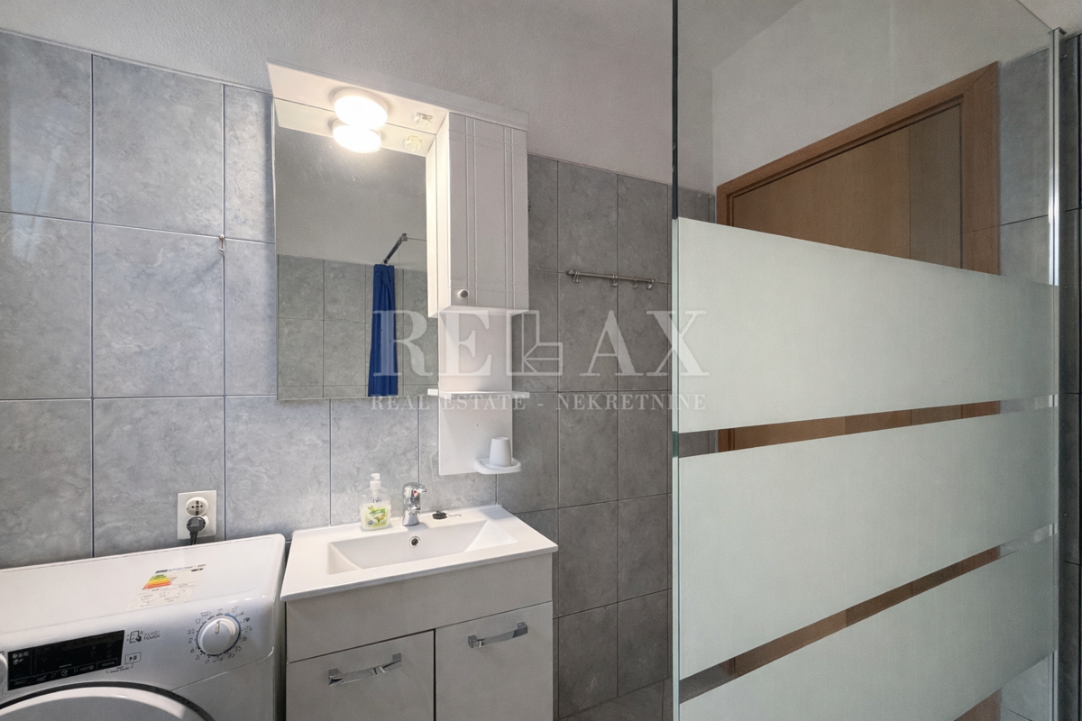 Novi Vinodolski - apartmajska hiša v drugi vrsti do morja