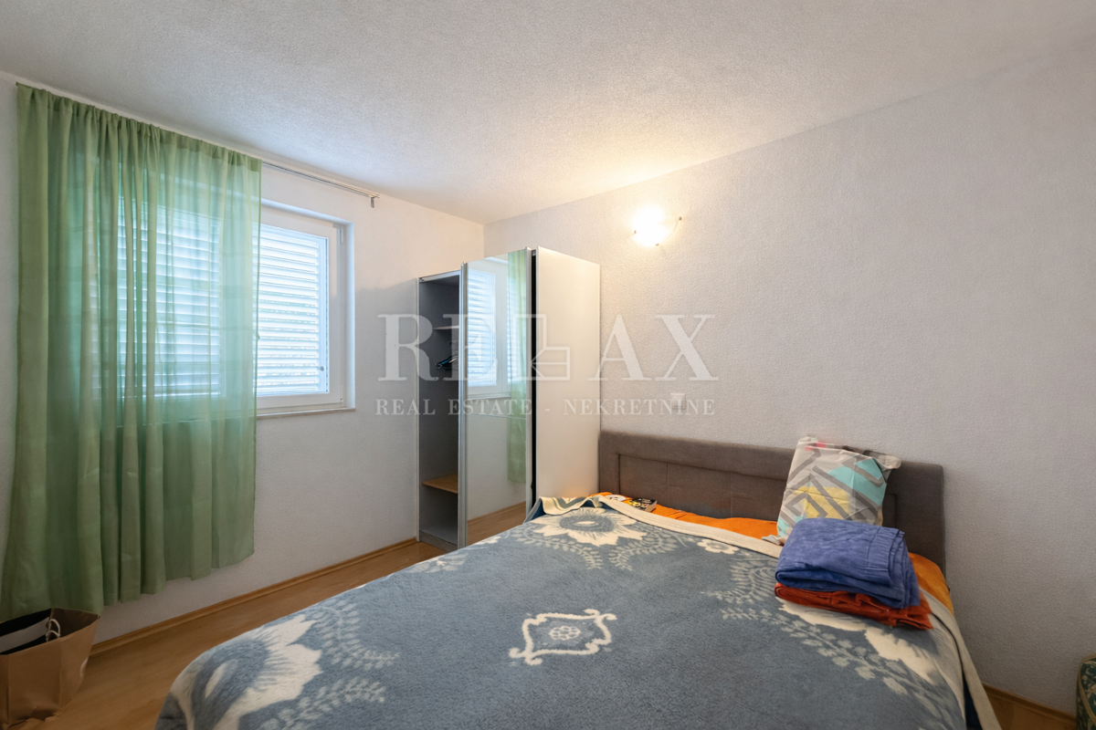 Novi Vinodolski - apartmajska hiša v drugi vrsti do morja