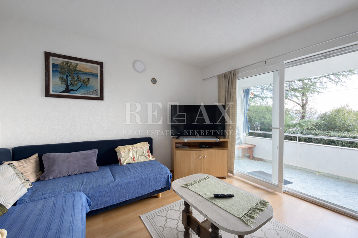 Novi Vinodolski - apartmajska hiša v drugi vrsti do morja