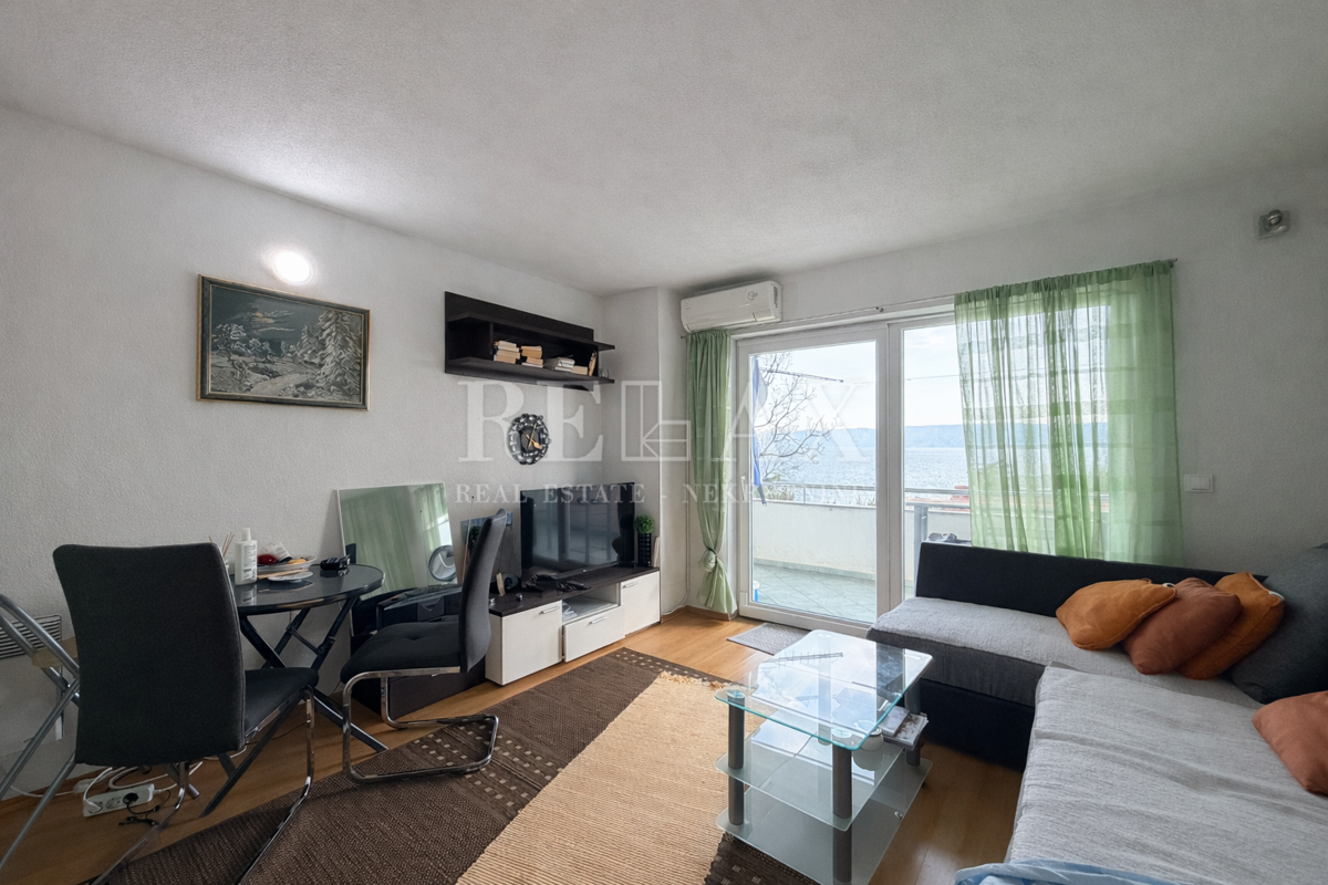 Novi Vinodolski - apartmajska hiša v drugi vrsti do morja