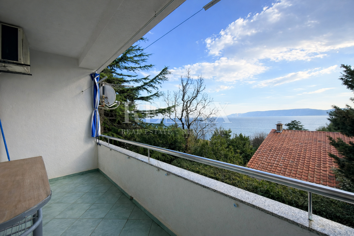 Novi Vinodolski - apartmajska hiša v drugi vrsti do morja