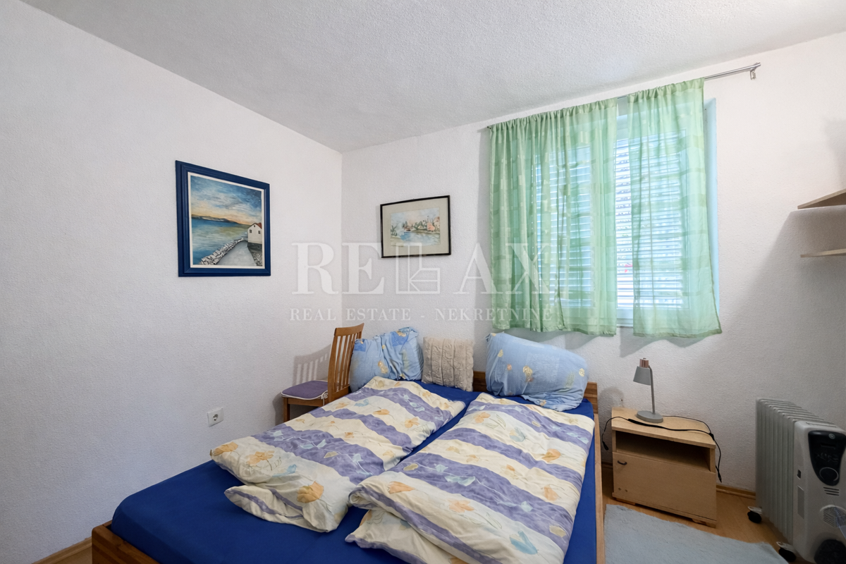 Novi Vinodolski - apartmajska hiša v drugi vrsti do morja