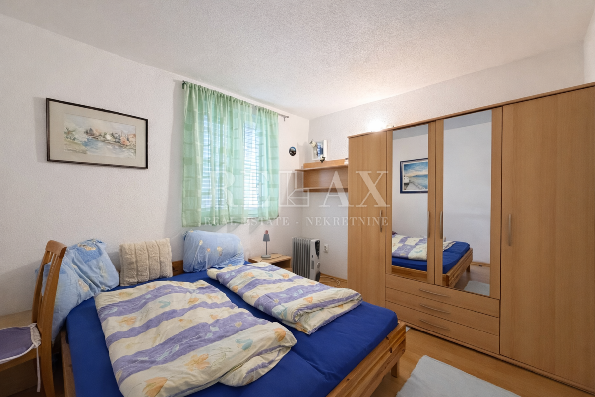 Novi Vinodolski - apartmajska hiša v drugi vrsti do morja